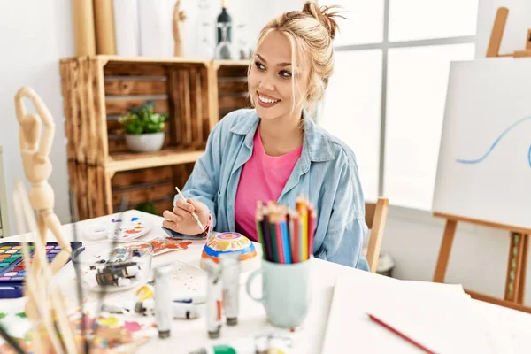 年轻的高加索女艺术家微笑着 自信地在艺术工作室里画陶瓷 — 图库照片