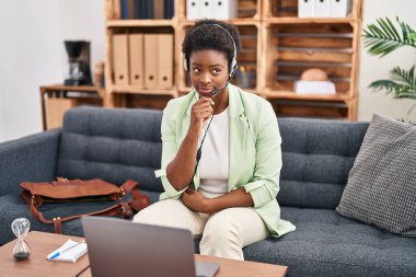 Afrika kökenli Amerikalı bir kadın danışmanlık ofisinde online seans yapıyor. Ciddi bir yüz ifadesi var. Çene ve çene üzerine soru sormayı düşünüyor. 