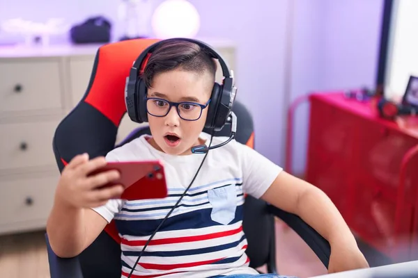 Jong Hispanic Kind Spelen Videospelletjes Met Smartphone Bang Verbaasd Met — Stockfoto