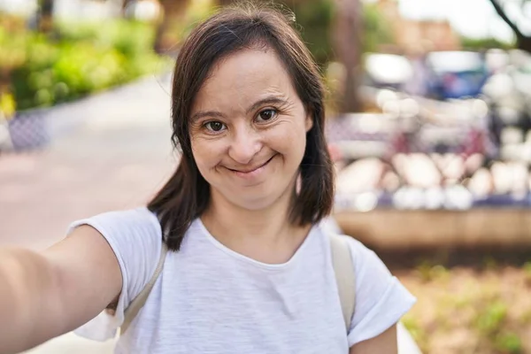 Sendromlu Kadın Gülümsüyor Parktaki Kameranın Önünde Özçekim Yapıyor — Stok fotoğraf