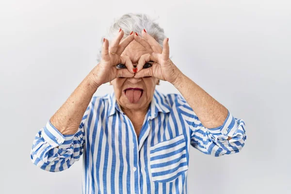 Beyaz Arka Planda Gri Saçlı Yaşlı Bir Kadın Dürbün Gibi — Stok fotoğraf