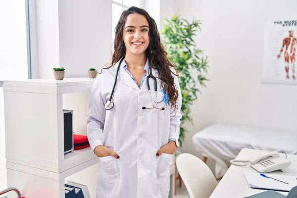 Young Hispanic Woman Wearing Doctor Uniform Standing Clinic — Stock Photo, Image