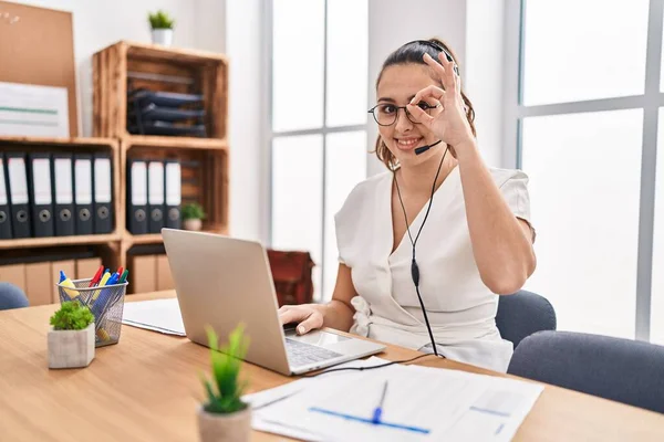 Young Hispanic Woman Wearing Call Center Agent Headset Office Smiling — Stock Photo, Image