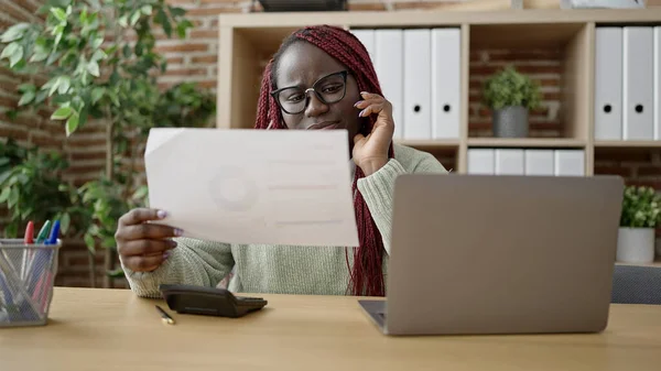Afrikanerin Mit Geflochtenem Haar Spricht Büro Telefon Und Liest Dokument — Stockfoto