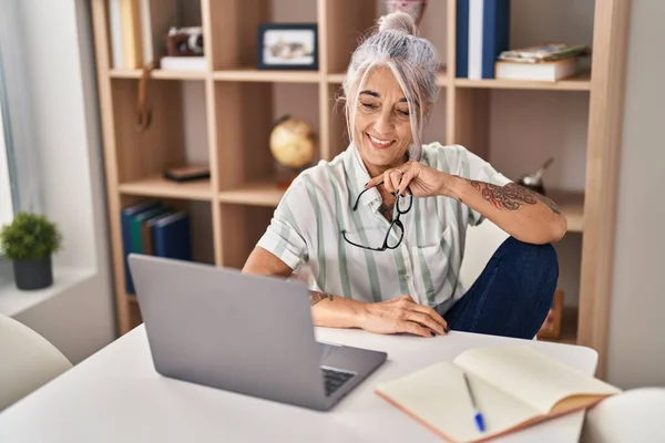 Mulher Cabelos Grisalhos Meia Idade Sorrindo Confiante Usando Laptop Casa — Fotografia de Stock