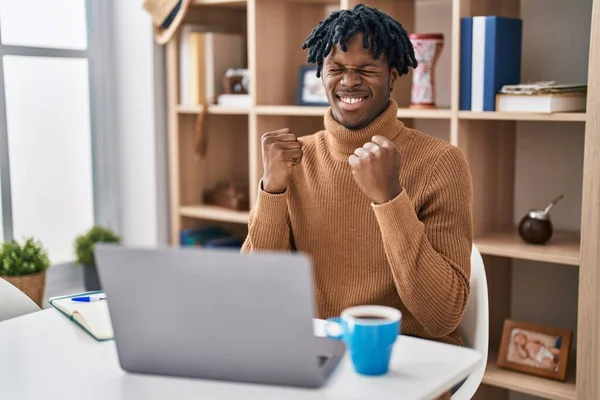 Mladý Africký Muž Dredy Pracující Počítačovým Laptopem Nadšený Úspěchu Zdviženýma — Stock fotografie