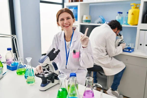 Young Two People Working Scientist Laboratory Surprised Idea Question Pointing — Stock Photo, Image