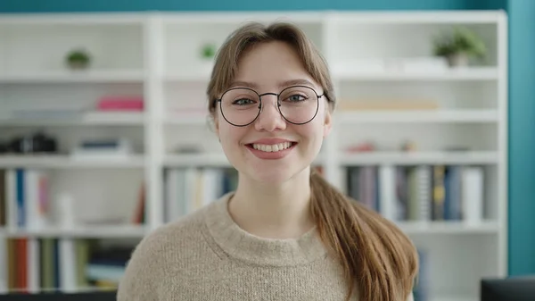 Young Blonde Woman Student Smiling Confident Standing Library University — Fotografia de Stock