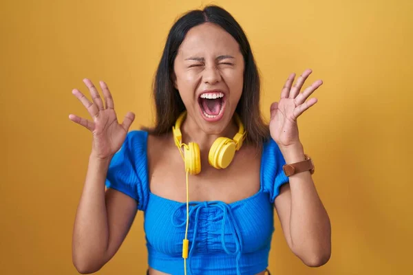 Die Hispanische Junge Frau Steht Vor Gelbem Hintergrund Und Feiert — Stockfoto