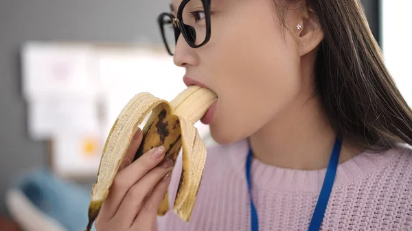 Νεαρή Κινέζα Δασκάλα Νηπιαγωγείου Που Τρώει Μπανάνα Στο Νηπιαγωγείο — Φωτογραφία Αρχείου