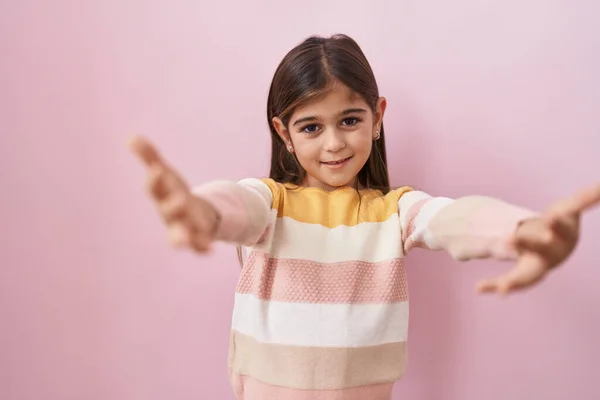 Klein Latijns Meisje Draagt Trui Roze Achtergrond Kijkend Naar Camera — Stockfoto