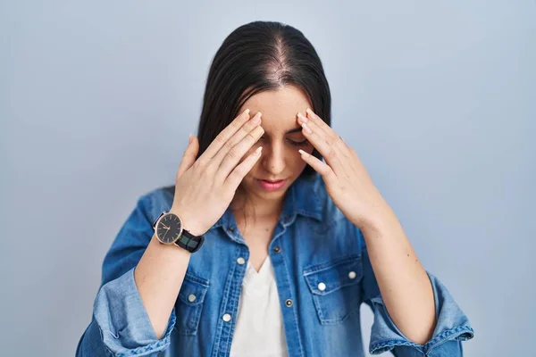 Hispanic Woman Standing Blue Background Rubbing Eyes Fatigue Headache Sleepy —  Fotos de Stock