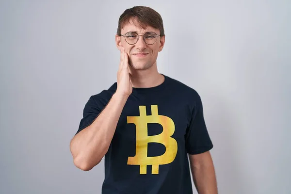 Hombre Rubio Caucásico Con Camiseta Bitcoin Tocando Boca Con Mano — Foto de Stock