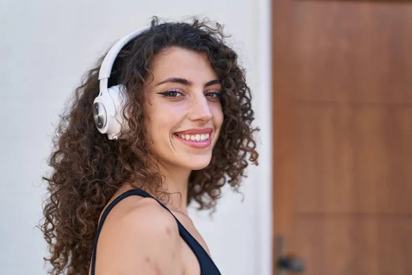 Jeune Belle Femme Hispanique Souriant Confiant Écouter Musique Dans Rue — Photo