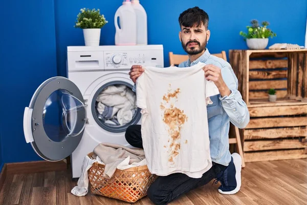 Joven Hombre Hispano Con Barba Sosteniendo Una Camiseta Blanca Limpia —  Fotos de Stock