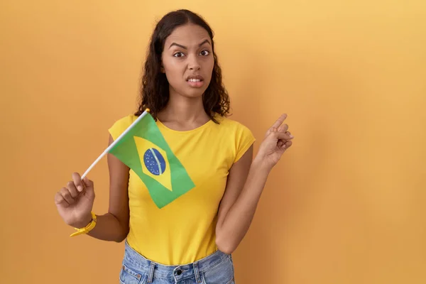 Молодая Латиноамериканка Бразильским Флагом Указывая Сторону Взволнованная Нервная Указательным Пальцем — стоковое фото