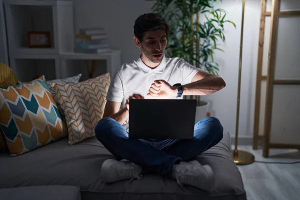 Jovem Hispânico Usando Laptop Casa Noite Olhando Para Relógio Tempo — Fotografia de Stock