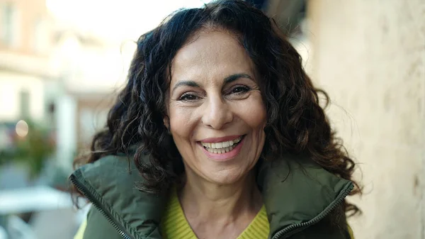 Middle Age Hispanic Woman Smiling Confident Street — Stockfoto