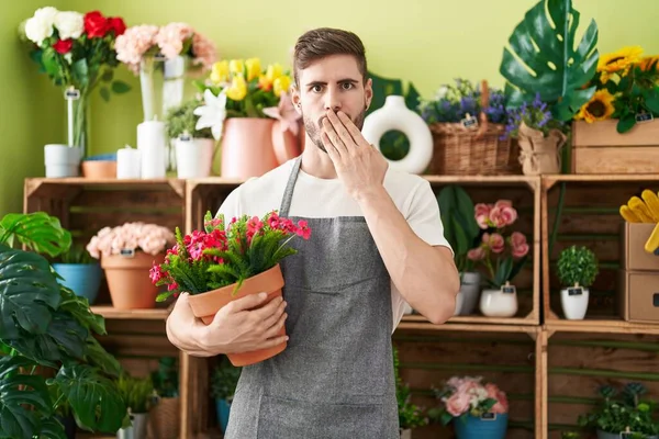 스페인 사람이 리스트 상점에서 수염을 기르고 손으로 식물을 실수로 충격을 — 스톡 사진