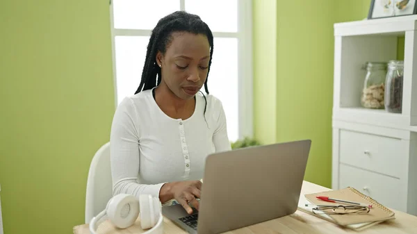 Afroamerikanerin Sitzt Mit Laptop Auf Tisch Hause — Stockfoto