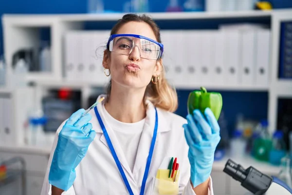 Молода Іспаномовна Жінка Яка Працює Науковій Лабораторії Овочами Дивлячись Камеру — стокове фото