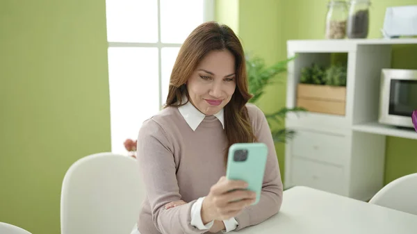 Young Beautiful Hispanic Woman Using Smartphone Sitting Table Home — Stockfoto