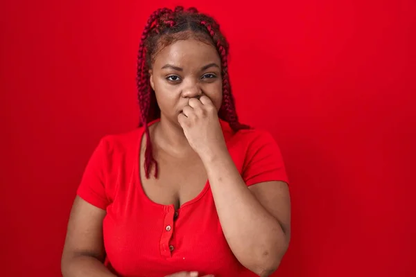 Africká Američanka Vlasy Spletené Nad Červeným Pozadím Vypadá Vystresovaně Nervózně — Stock fotografie
