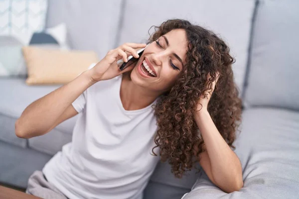 Joven Mujer Hispana Hermosa Hablando Teléfono Inteligente Sentado Suelo Casa — Foto de Stock