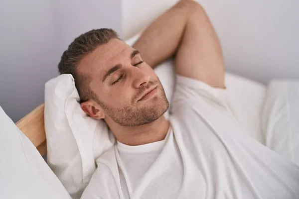 Jeune Homme Caucasien Couché Sur Lit Dormant Dans Chambre — Photo