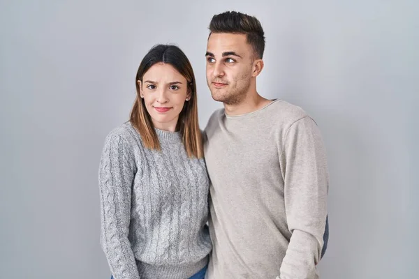 Junges Hispanisches Paar Steht Vor Weißem Hintergrund Lächelt Zur Seite — Stockfoto