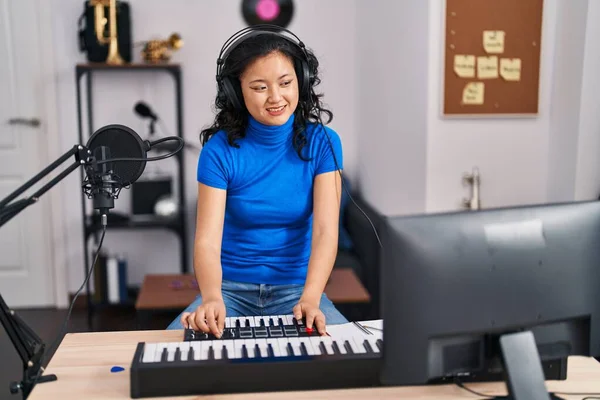 Jovem Chinesa Músico Tocando Teclado Piano Estúdio Música — Fotografia de Stock