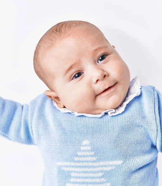 Αξιολάτρευτο Μωρό Χαμογελά Αυτοπεποίθηση Πάνω Από Λευκό Απομονωμένο Φόντο — Φωτογραφία Αρχείου