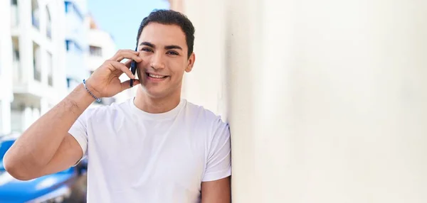Młody Latynos Uśmiecha Się Pewnie Rozmawiając Przez Telefon Ulicy — Zdjęcie stockowe