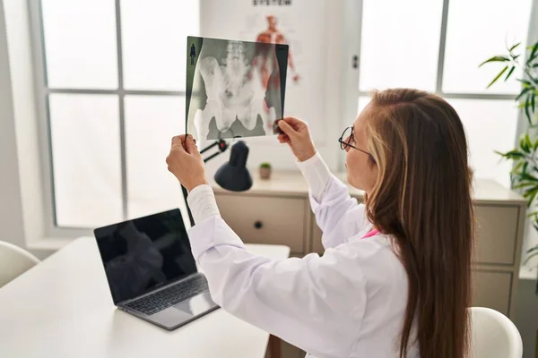 Ung Blond Kvinna Läkare Med Bärbar Dator Håller Xray Kliniken — Stockfoto