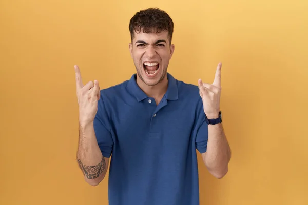 Young Hispanic Man Standing Yellow Background Shouting Crazy Expression Doing — ストック写真