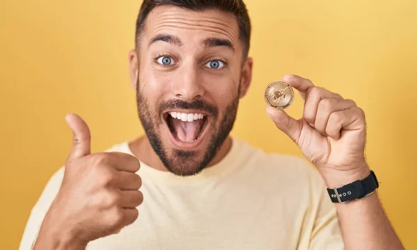 Hezký Hispánský Muž Drží Uniswap Kryptoměna Mince Úsměvem Šťastný Pozitivní — Stock fotografie