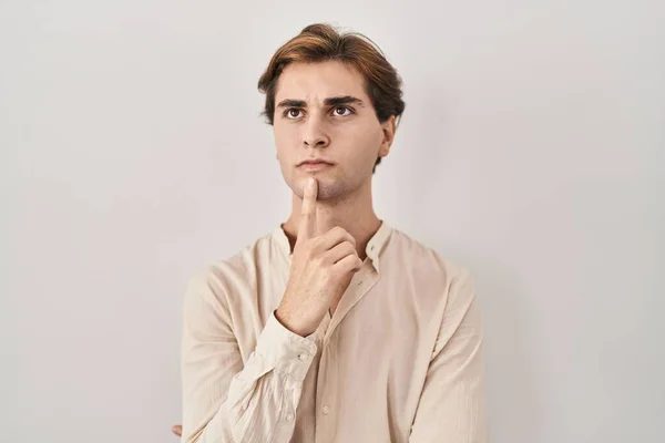 Junger Mann Der Mit Dem Finger Kinn Über Isolierten Hintergrundgedanken — Stockfoto