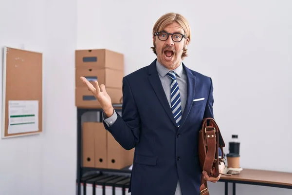 Ofiste Çalışan Beyaz Bıyıklı Adam Zaferi Kutlamak Için Gözlük Takıyor — Stok fotoğraf