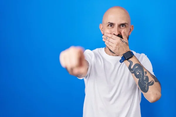 Hispánec Tetováním Stojící Nad Modrým Pozadím Smějící Ukazující Prstem Kameru — Stock fotografie