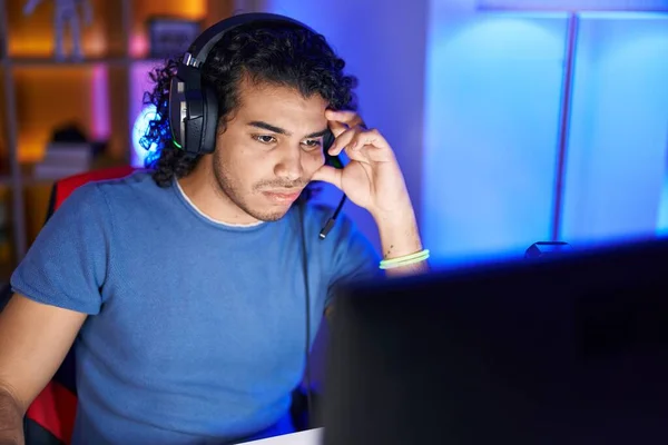 Giovane Uomo Latino Streamer Stressato Utilizzando Computer Sala Gioco — Foto Stock