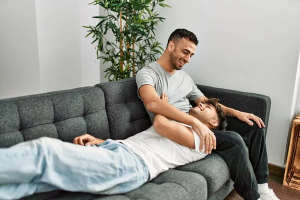Zwei Hispanische Männer Lächeln Selbstbewusst Auf Dem Heimischen Sofa — Stockfoto