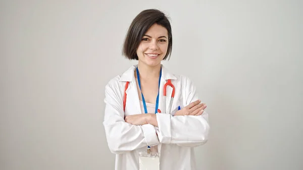 Νεαρή Καυκάσια Γυναίκα Γιατρός Χαμογελά Αυτοπεποίθηση Στέκεται Σταυρωμένα Χέρια Πάνω — Φωτογραφία Αρχείου