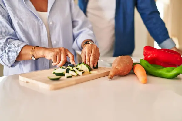 Middle Age Hispanic Couple Cutting Zucchini Kitchen — Fotografia de Stock