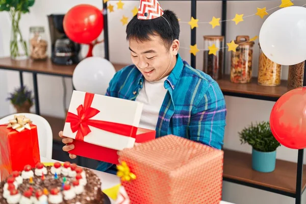 Young Chinese Man Celebrating Birthday Unboxing Gift Home — Foto Stock