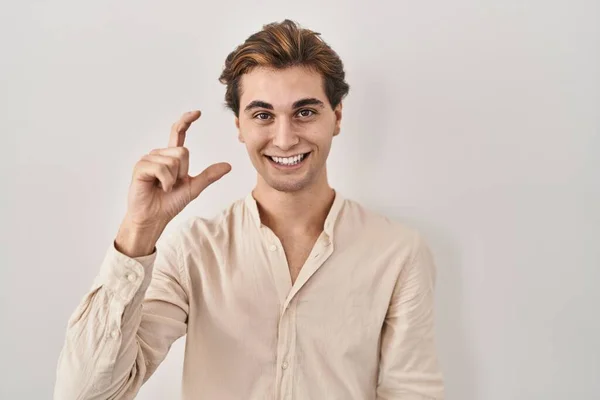 Young Man Standing Isolated Background Smiling Confident Gesturing Hand Doing — Stock Photo, Image