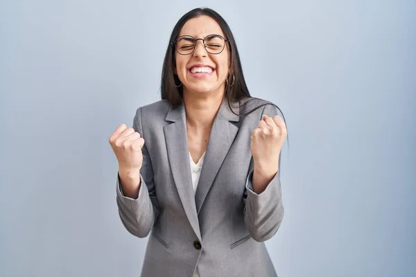 Latynoska Kobieta Biznesu Okularach Bardzo Szczęśliwy Podekscytowany Robi Gest Zwycięzca — Zdjęcie stockowe