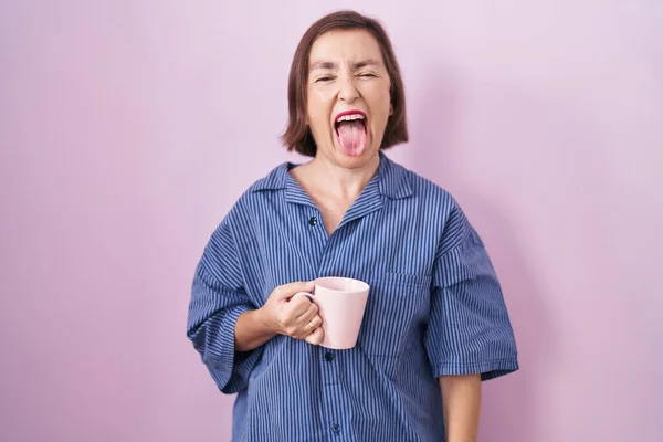 Mujer Hispana Mediana Edad Bebiendo Una Taza Café Sacando Lengua — Foto de Stock