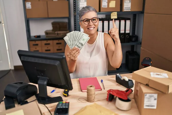 Medelålders Kvinna Som Arbetar Småföretag Handel Håller Dollar Leende Med — Stockfoto