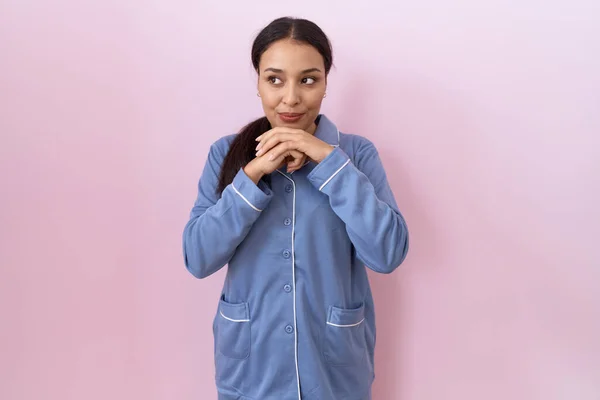 Mujer Árabe Joven Vistiendo Pijama Azul Riendo Nerviosa Emocionada Con — Foto de Stock