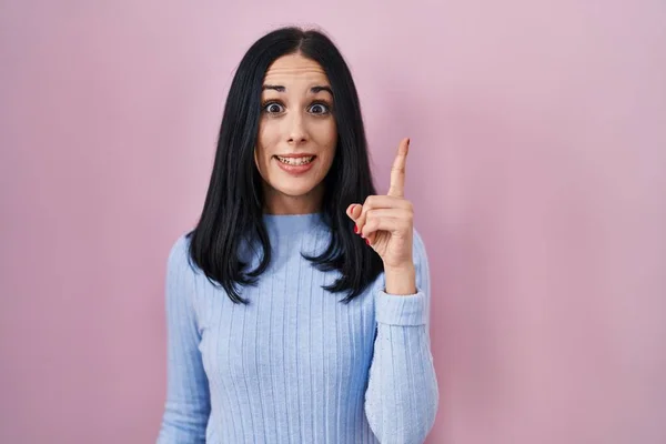 Hispanic Kvinna Står Över Rosa Bakgrund Peka Finger Upp Med — Stockfoto